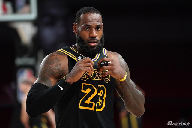 尼克斯主帅迈克·布朗的采访简直语出惊人：“我在NBA混了一辈子，从没见过哪个22岁的年轻人，会像苦行僧一样搞什么宗教静修和闭关训练。无论赛季内外，他的自律程度简直非人类。”不仅如此，“庄神”德拉蒙德也承认文班是全联盟最难对付的对手，没有之一：“我防他简直绝望，身体对抗他就像泥鳅一样，外线防...